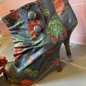 Irregular Choice metallic floral round-toe ankle boots size 39 US 8